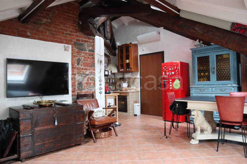 appartamento in vendita a Laveno-Mombello in zona Laveno