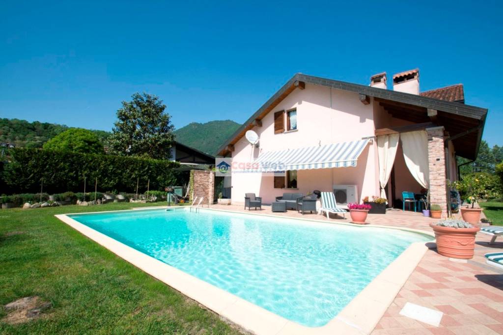 casa indipendente in vendita a Laveno-Mombello in zona Laveno