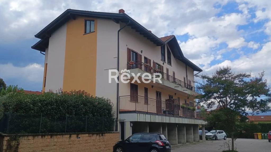 appartamento in vendita a Laveno-Mombello in zona Laveno