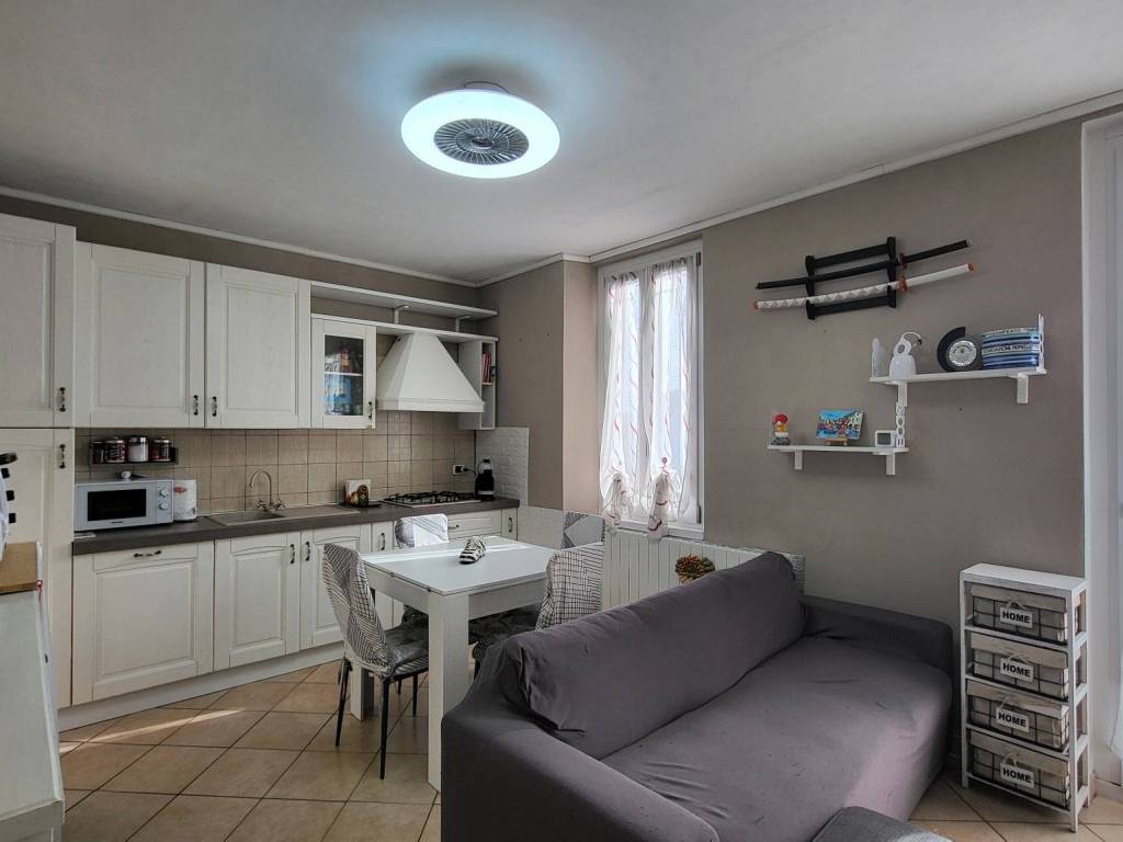 appartamento in vendita a Laveno-Mombello in zona Laveno