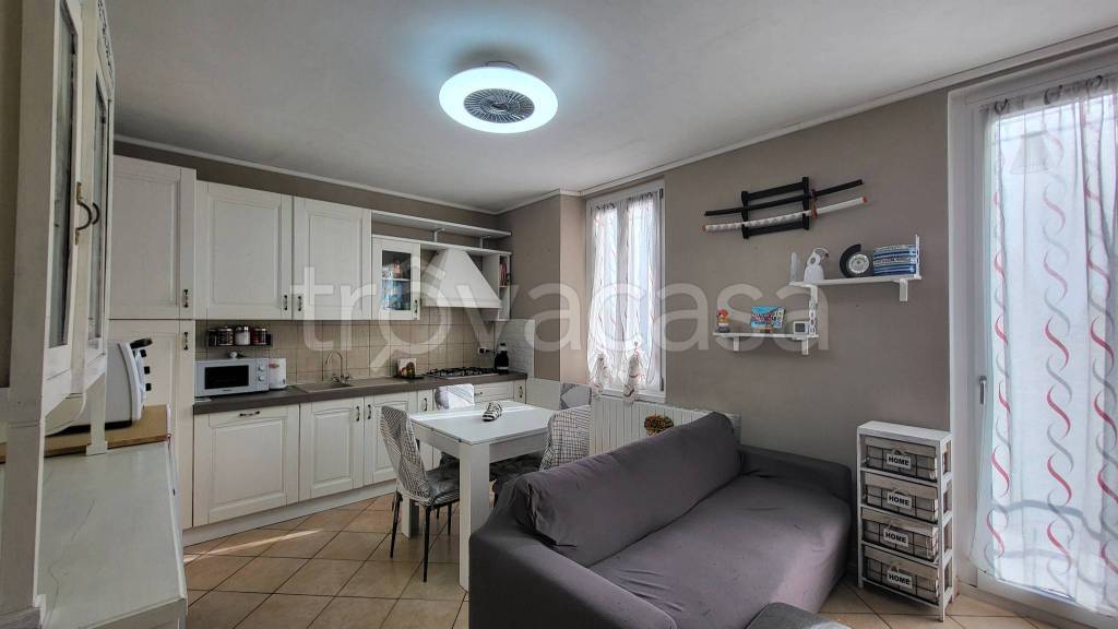 appartamento in vendita a Laveno-Mombello in zona Laveno