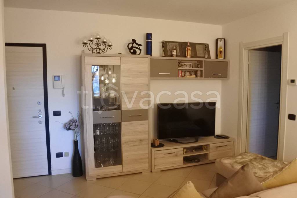 appartamento in vendita a Laveno-Mombello in zona Laveno