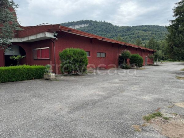 negozio in vendita a Laveno-Mombello in zona Laveno