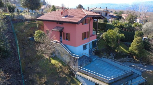 casa indipendente in vendita a Laveno-Mombello in zona Rebolgiane