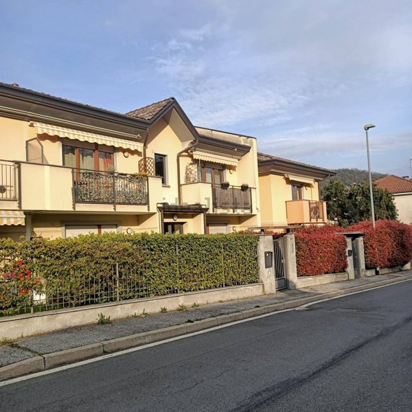 appartamento in vendita a Laveno-Mombello in zona Mombello