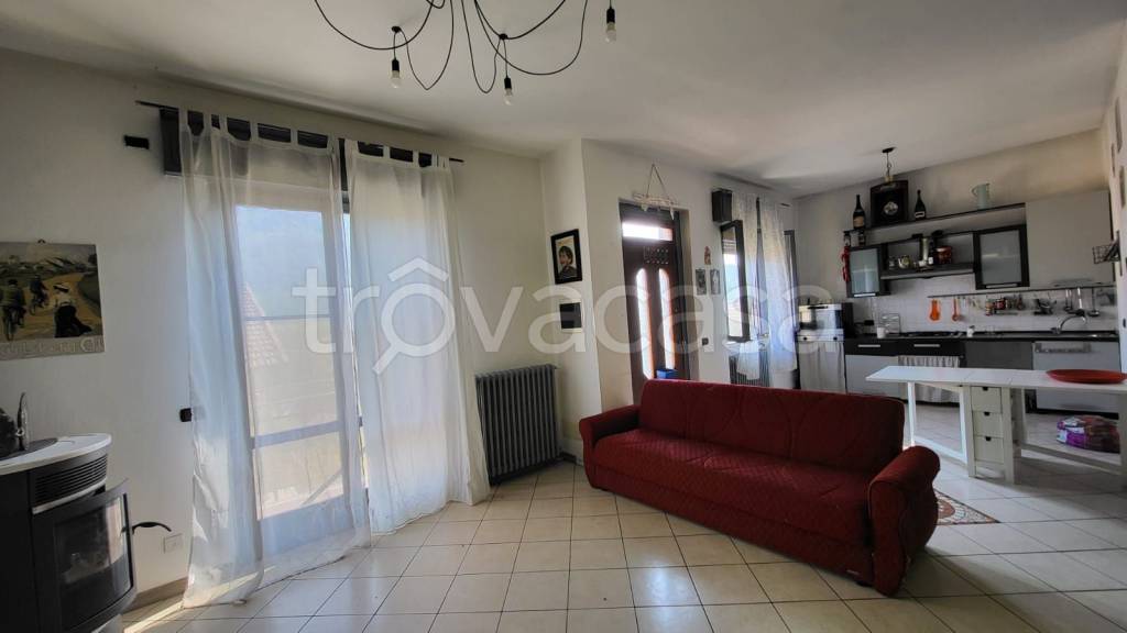 casa indipendente in vendita a Laveno-Mombello in zona Laveno