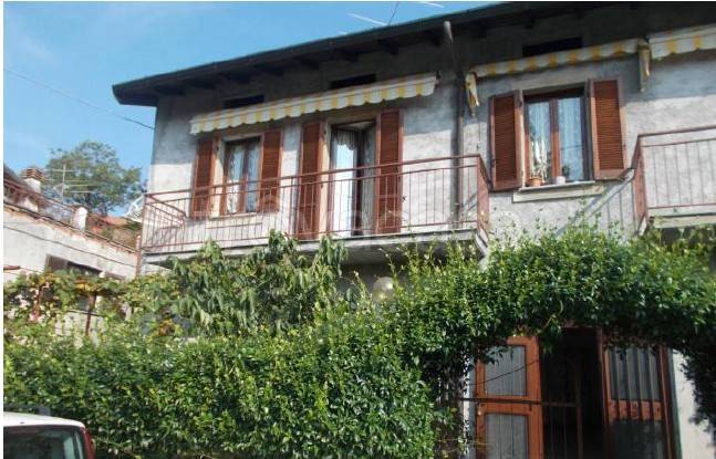 casa indipendente in vendita a Laveno-Mombello in zona Laveno