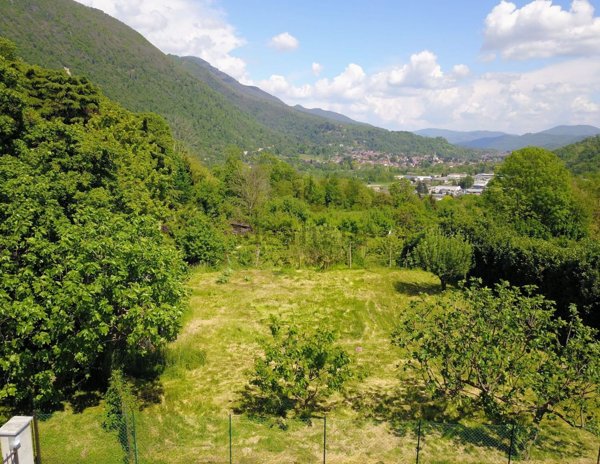 terreno edificabile in vendita a Laveno-Mombello in zona Mombello