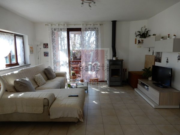 casa indipendente in vendita a Laveno-Mombello in zona Mombello