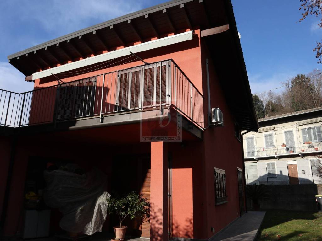 casa indipendente in vendita a Laveno-Mombello in zona Laveno