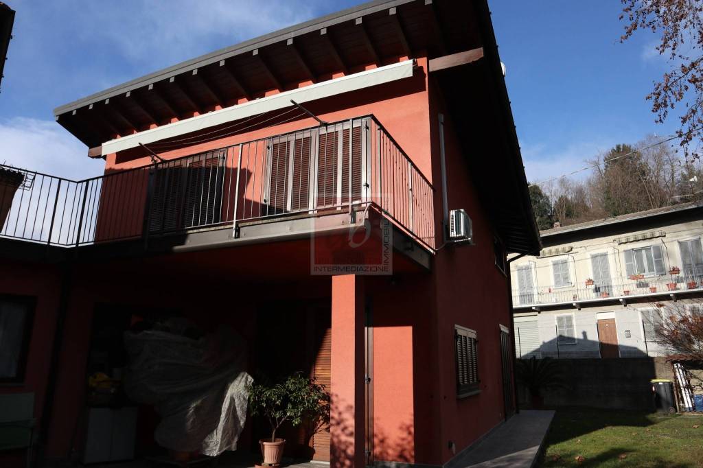 casa indipendente in vendita a Laveno-Mombello in zona Laveno