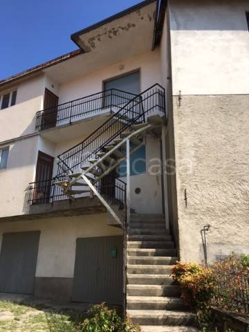 casa indipendente in vendita a Laveno-Mombello in zona Laveno