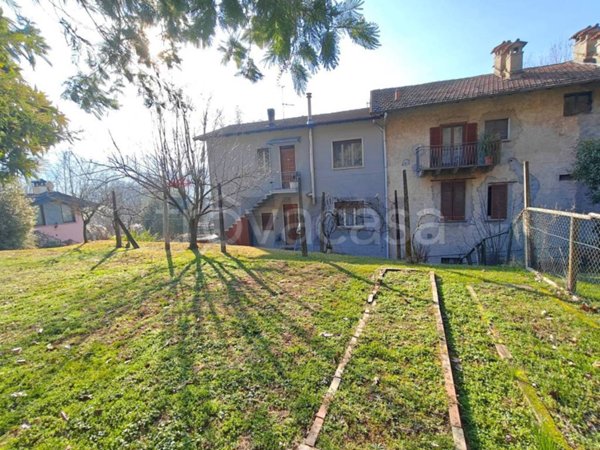 casa indipendente in vendita a Laveno-Mombello in zona Mombello