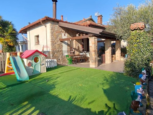 casa indipendente in vendita a Laveno-Mombello in zona Cerro