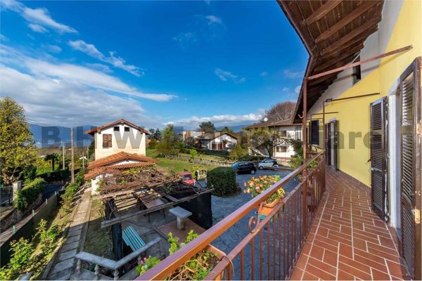 appartamento in vendita a Laveno-Mombello in zona Corte