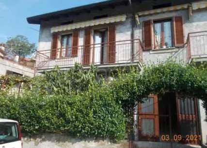 appartamento in vendita a Laveno-Mombello in zona Laveno