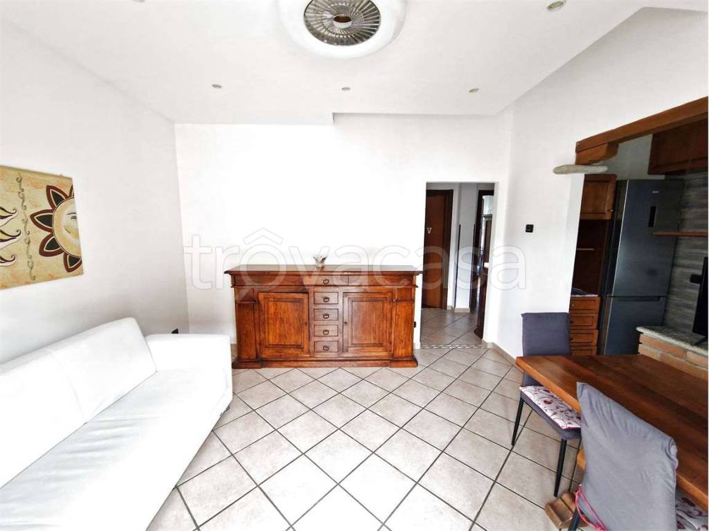 appartamento in vendita a Laveno-Mombello in zona Laveno