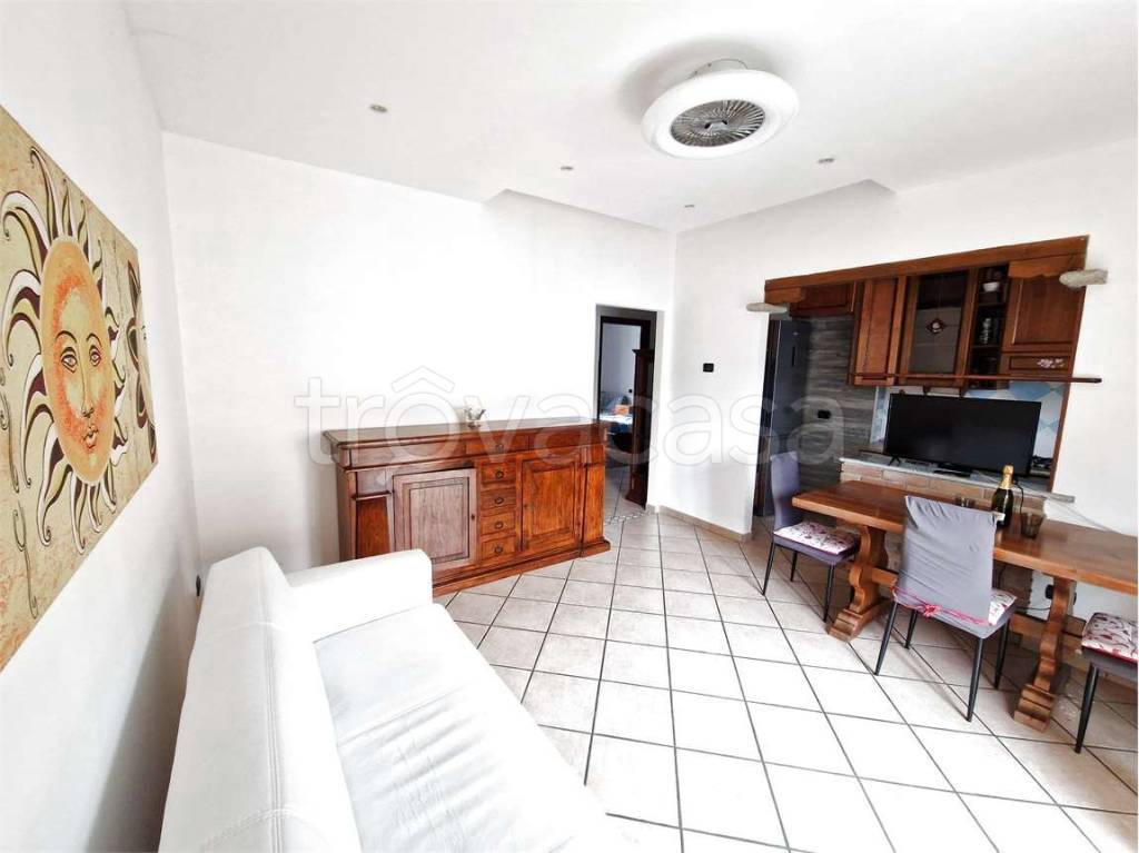 appartamento in vendita a Laveno-Mombello in zona Laveno