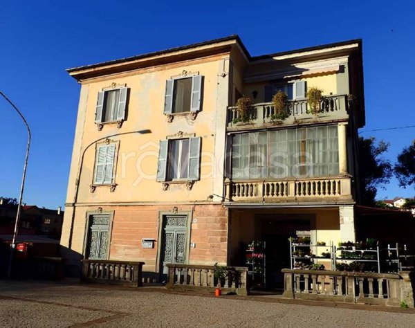 appartamento in vendita a Laveno-Mombello in zona Laveno