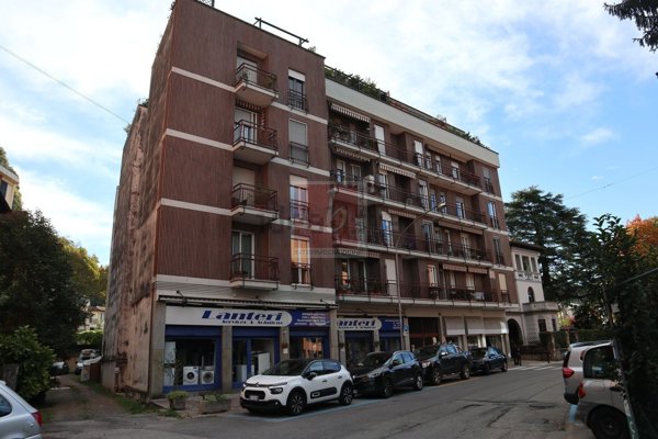 appartamento in vendita a Laveno-Mombello in zona Laveno