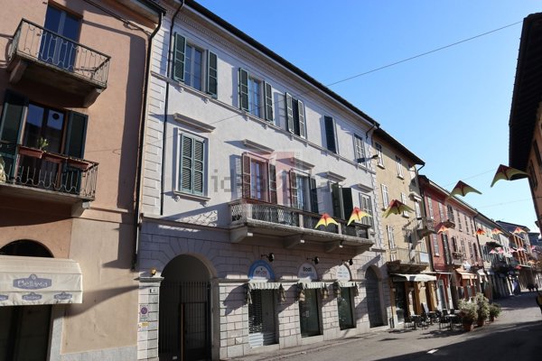 appartamento in vendita a Laveno-Mombello in zona Laveno