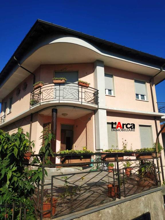 appartamento in vendita a Laveno-Mombello in zona Laveno