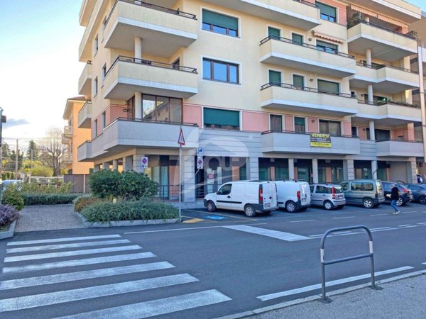 negozio in vendita a Laveno-Mombello in zona Laveno