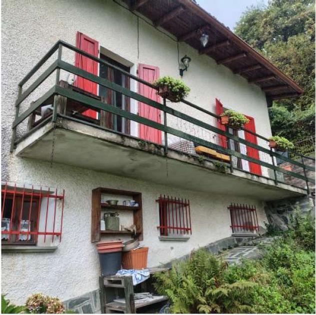 casa indipendente in vendita a Laveno-Mombello in zona Casere