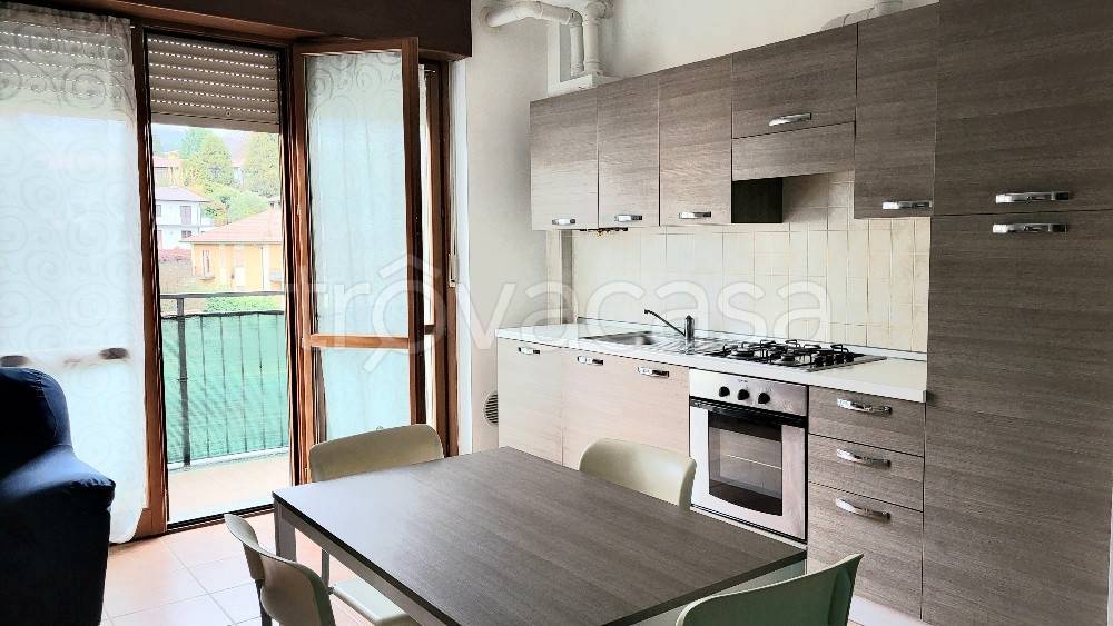 appartamento in vendita a Laveno-Mombello in zona Laveno