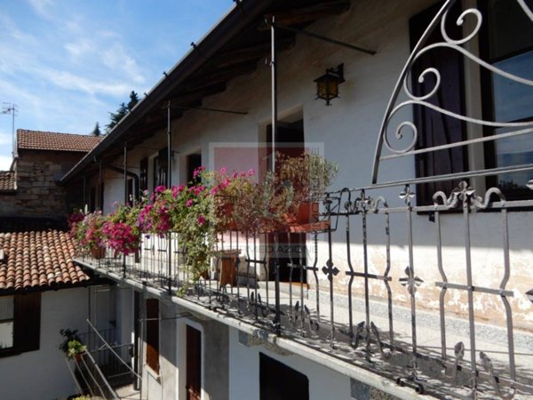 appartamento in vendita a Laveno-Mombello in zona Laveno