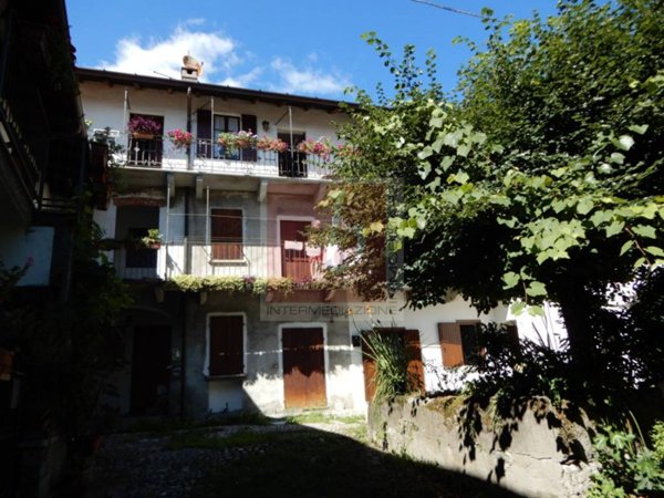 appartamento in vendita a Laveno-Mombello in zona Laveno