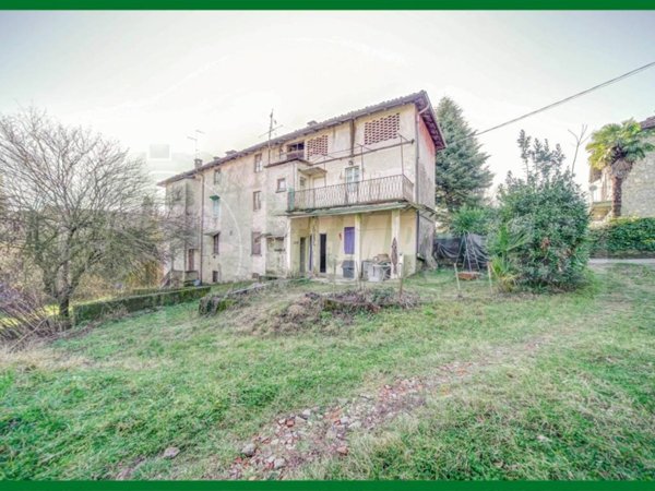 casa indipendente in vendita a Laveno-Mombello in zona Laveno