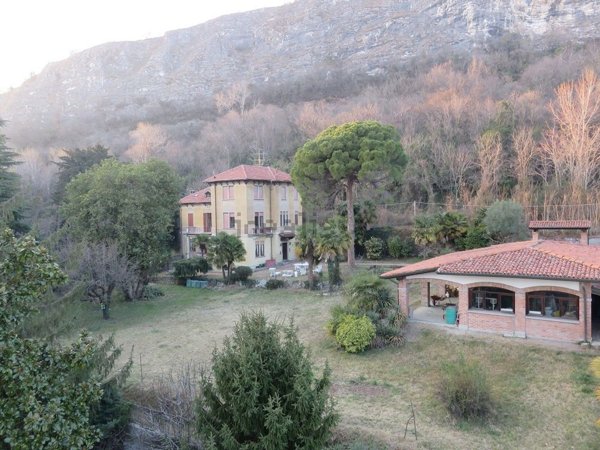 casa indipendente in vendita a Laveno-Mombello in zona Laveno