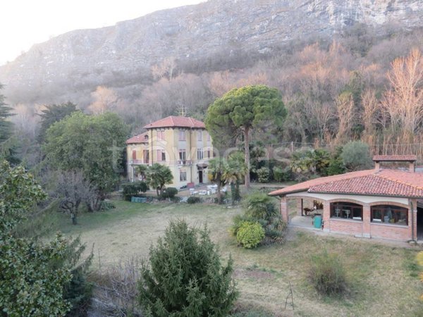 casa indipendente in vendita a Laveno-Mombello in zona Laveno
