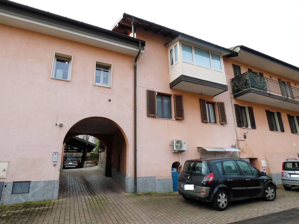 casa indipendente in vendita a Laveno-Mombello in zona Laveno