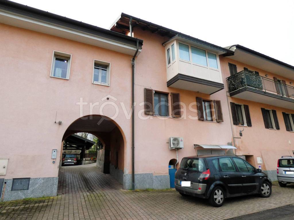 casa indipendente in vendita a Laveno-Mombello in zona Laveno