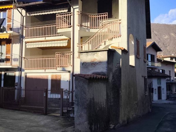 casa indipendente in vendita a Laveno-Mombello in zona Laveno