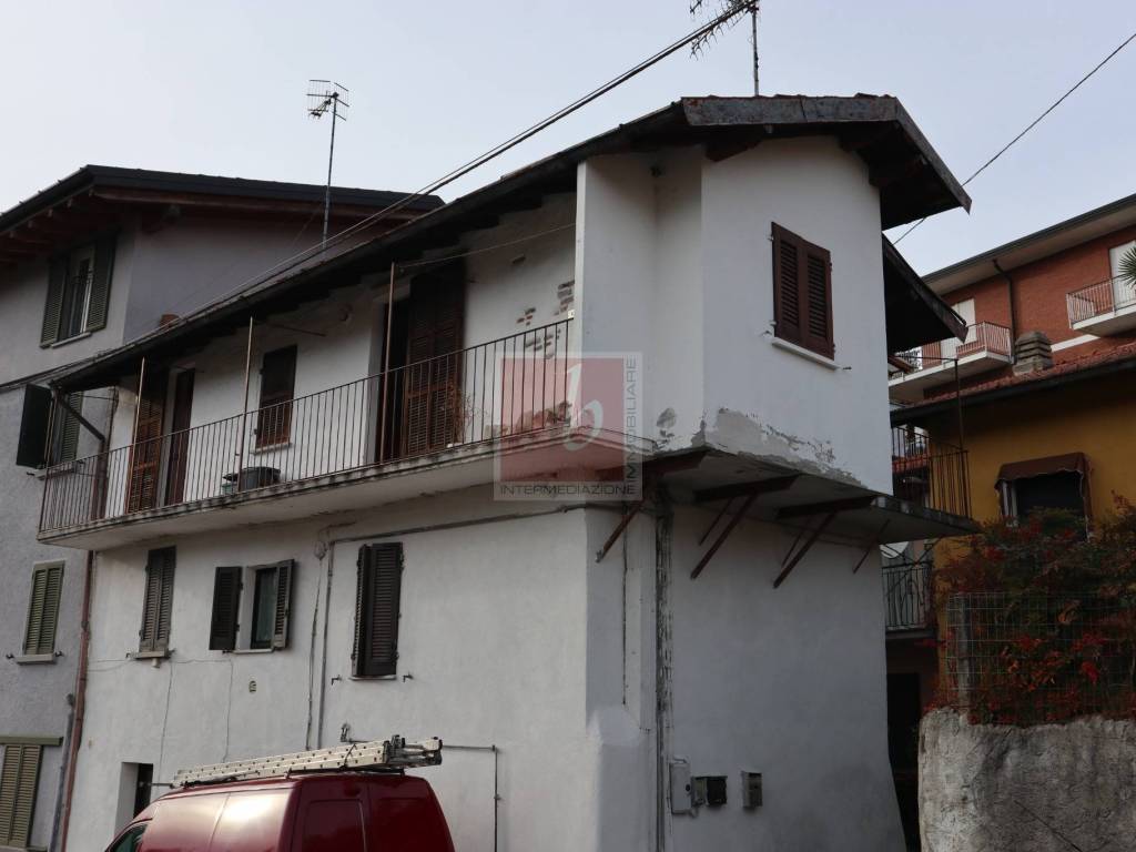 appartamento in vendita a Laveno-Mombello in zona Laveno