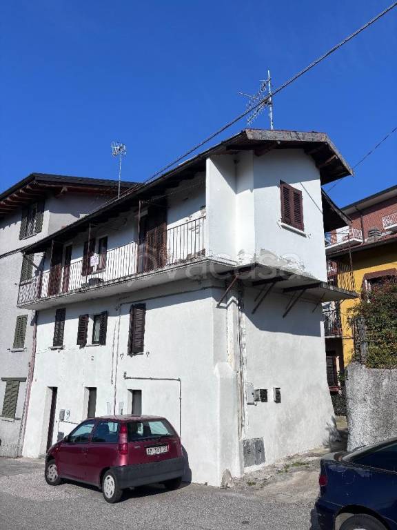 appartamento in vendita a Laveno-Mombello in zona Laveno