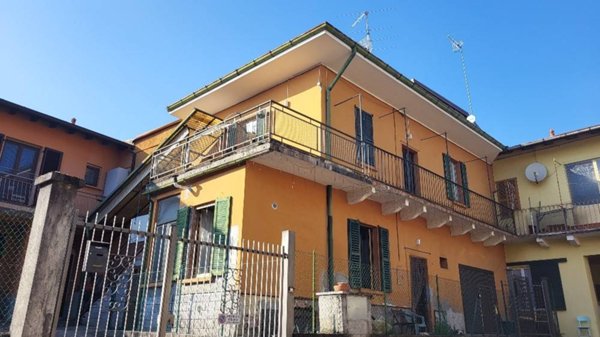casa indipendente in vendita a Laveno-Mombello in zona Laveno