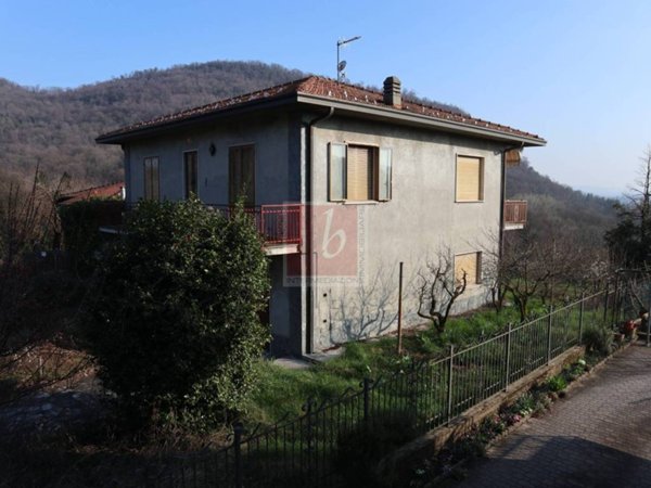 casa indipendente in vendita a Laveno-Mombello in zona Mombello