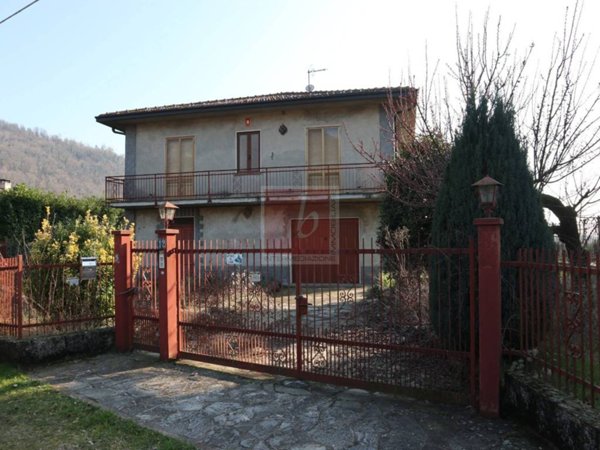 casa indipendente in vendita a Laveno-Mombello in zona Mombello