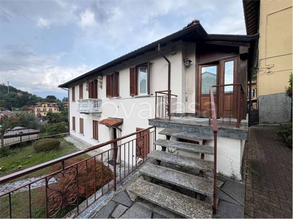 appartamento in vendita a Laveno-Mombello in zona Laveno