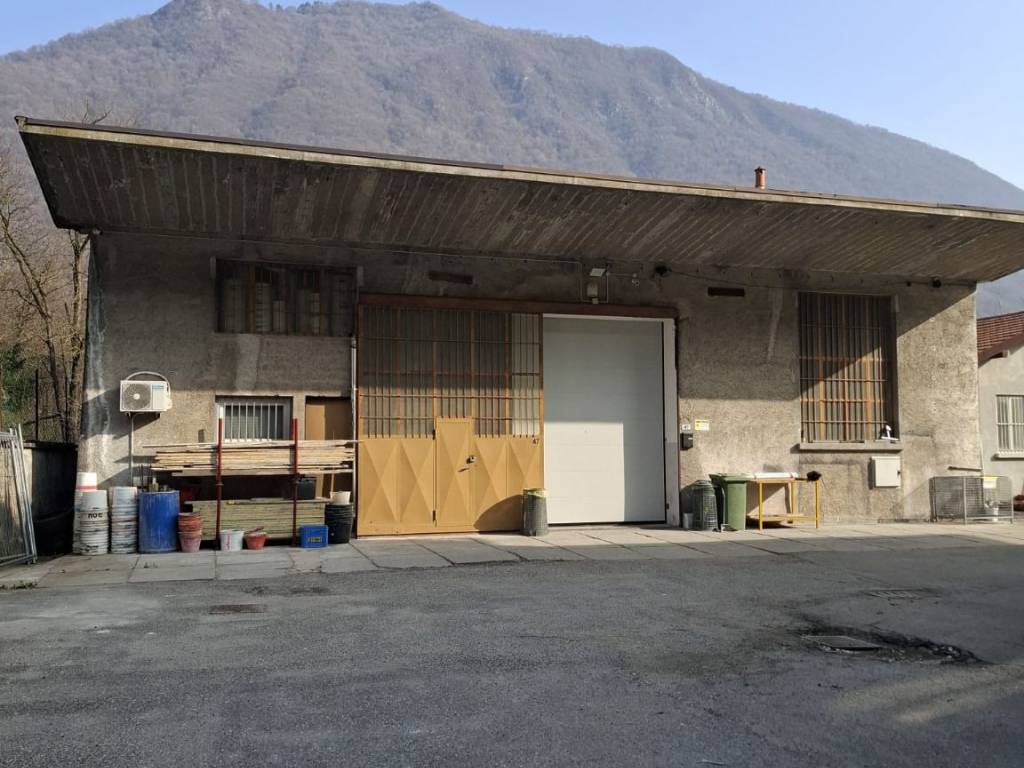 locale commerciale in vendita a Laveno-Mombello in zona Laveno