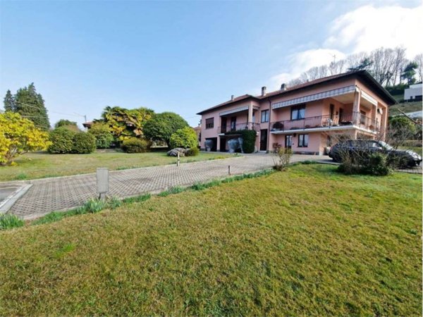 casa indipendente in vendita a Laveno-Mombello in zona Cerro