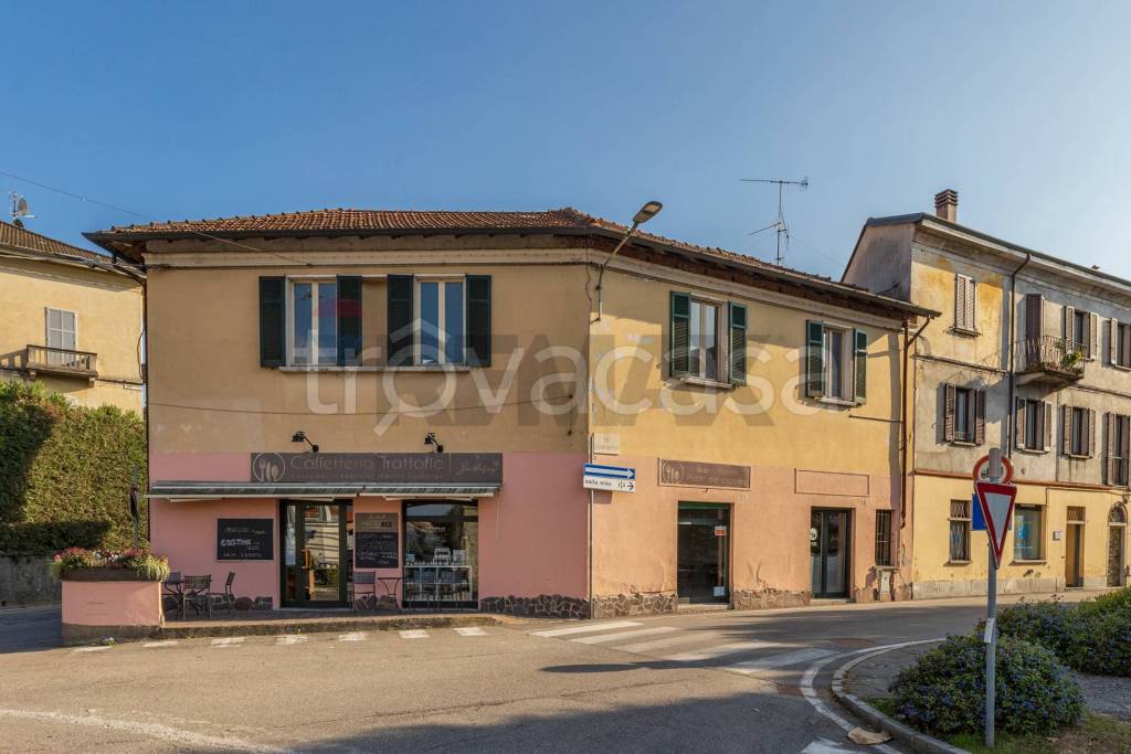 locale commerciale in vendita a Laveno-Mombello in zona Laveno