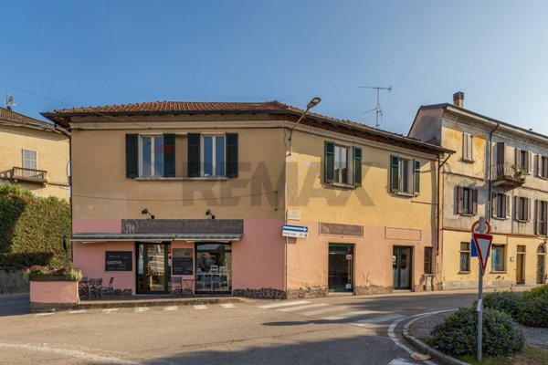 locale commerciale in vendita a Laveno-Mombello in zona Laveno
