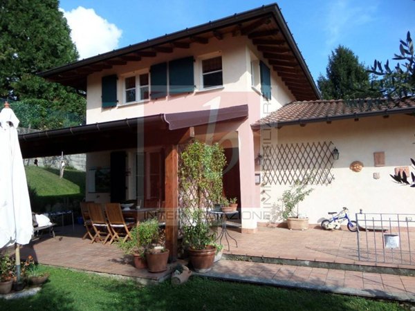 casa indipendente in vendita a Laveno-Mombello in zona Laveno