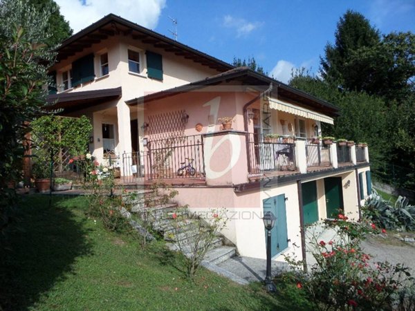 casa indipendente in vendita a Laveno-Mombello in zona Laveno