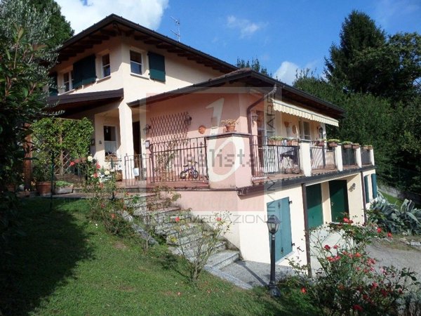 casa indipendente in vendita a Laveno-Mombello in zona Mombello